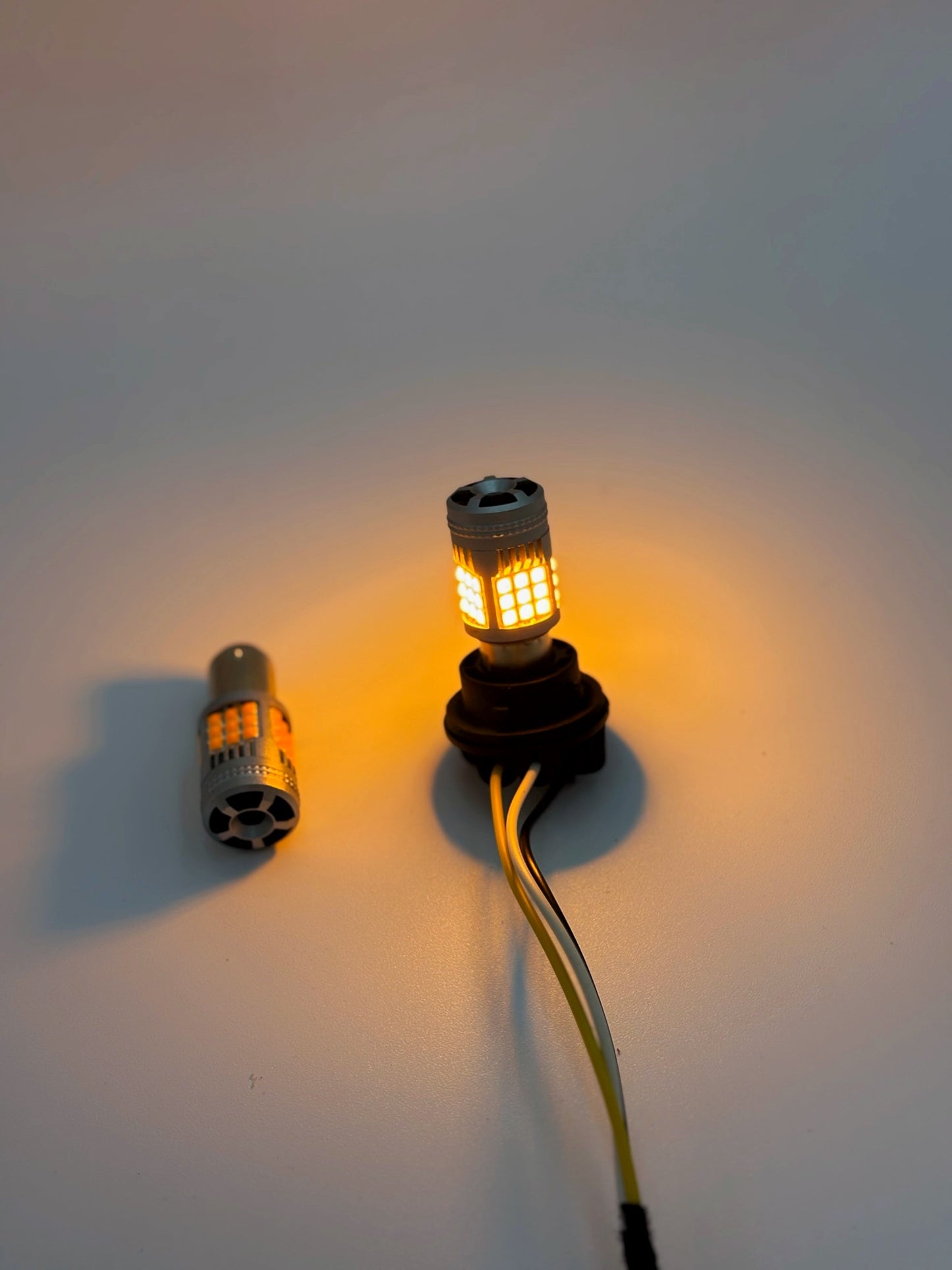 Par de focos LED Can-Bus Space Lightning ⚡️ T25 / T20 / 1 y 2 Polos 3030 36SMD | Con ventilador | Luz de direccional, Cuarto, Diurna, Luz de freno, etc... | Alto Brillo